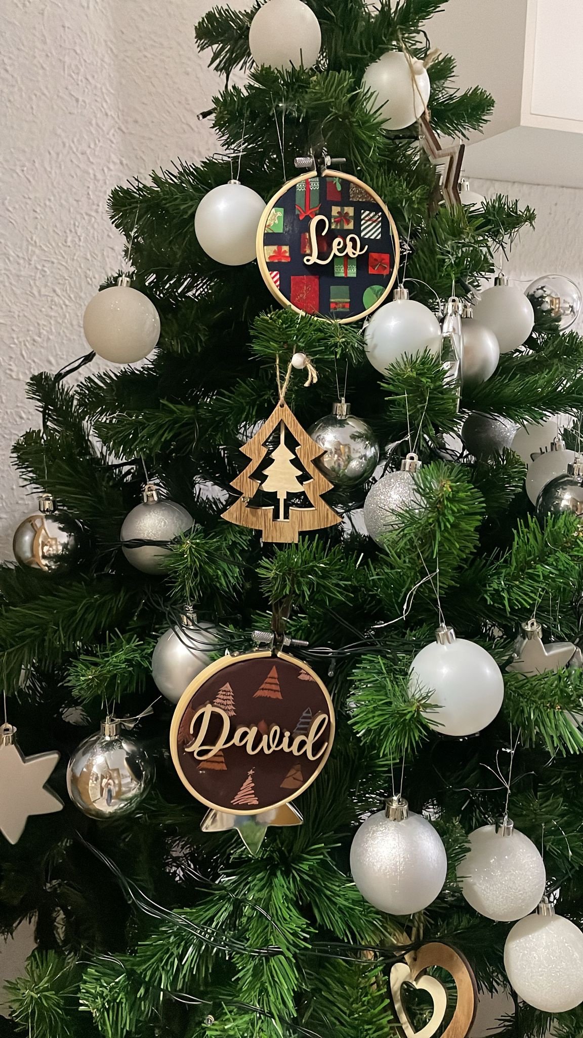 Bola de Navidad con nombre de madera - Imagen 12