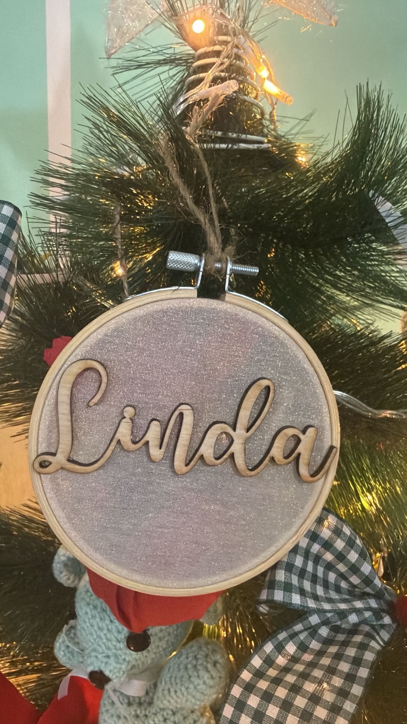 Bola de Navidad con nombre de madera - Imagen 4