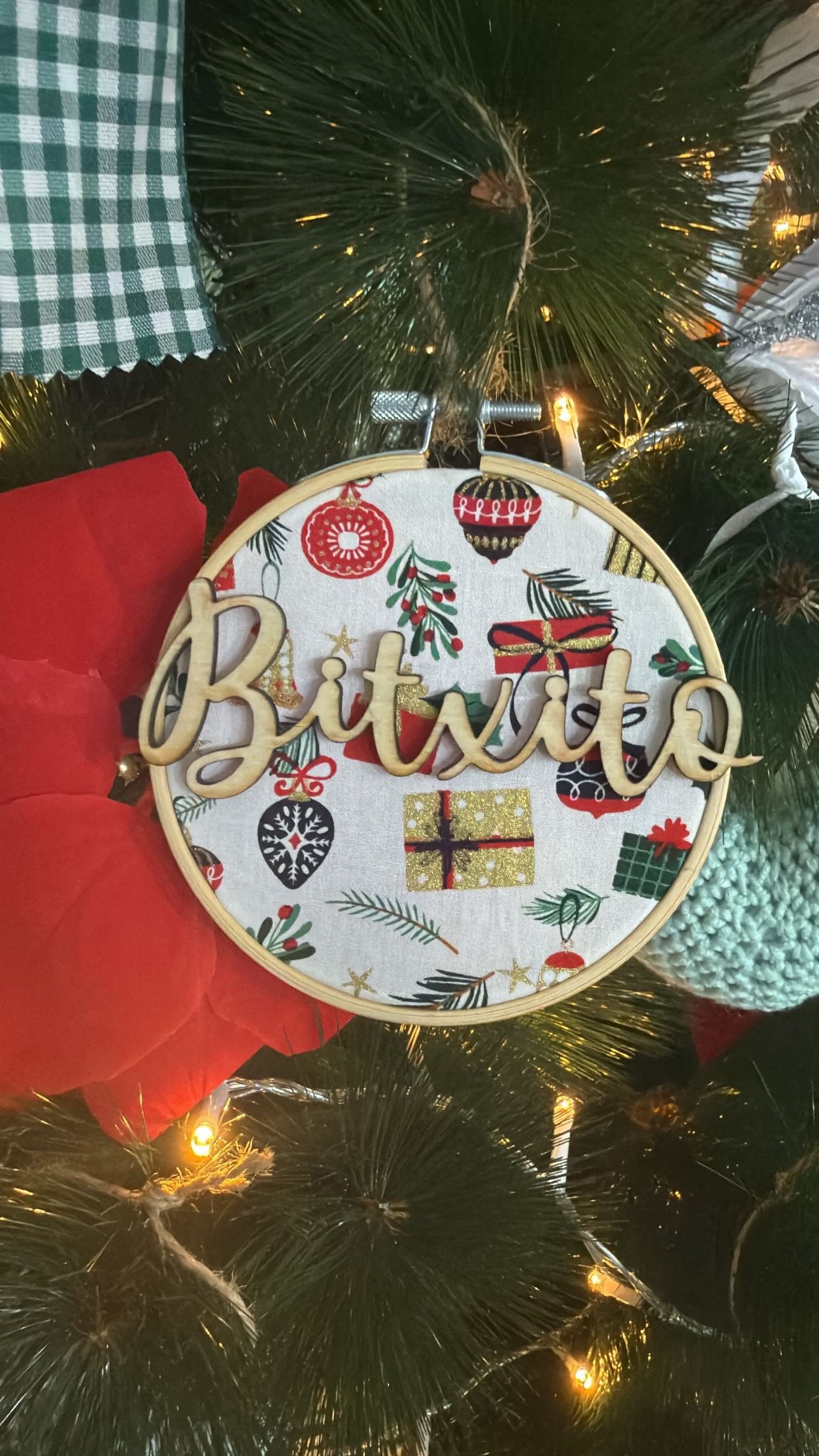 Bola de Navidad con nombre de madera - Imagen 6