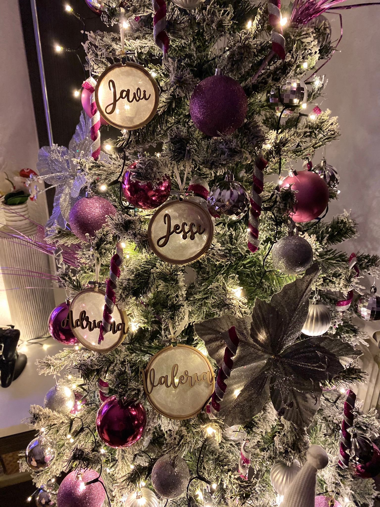 Bola de Navidad con nombre de madera - Imagen 10