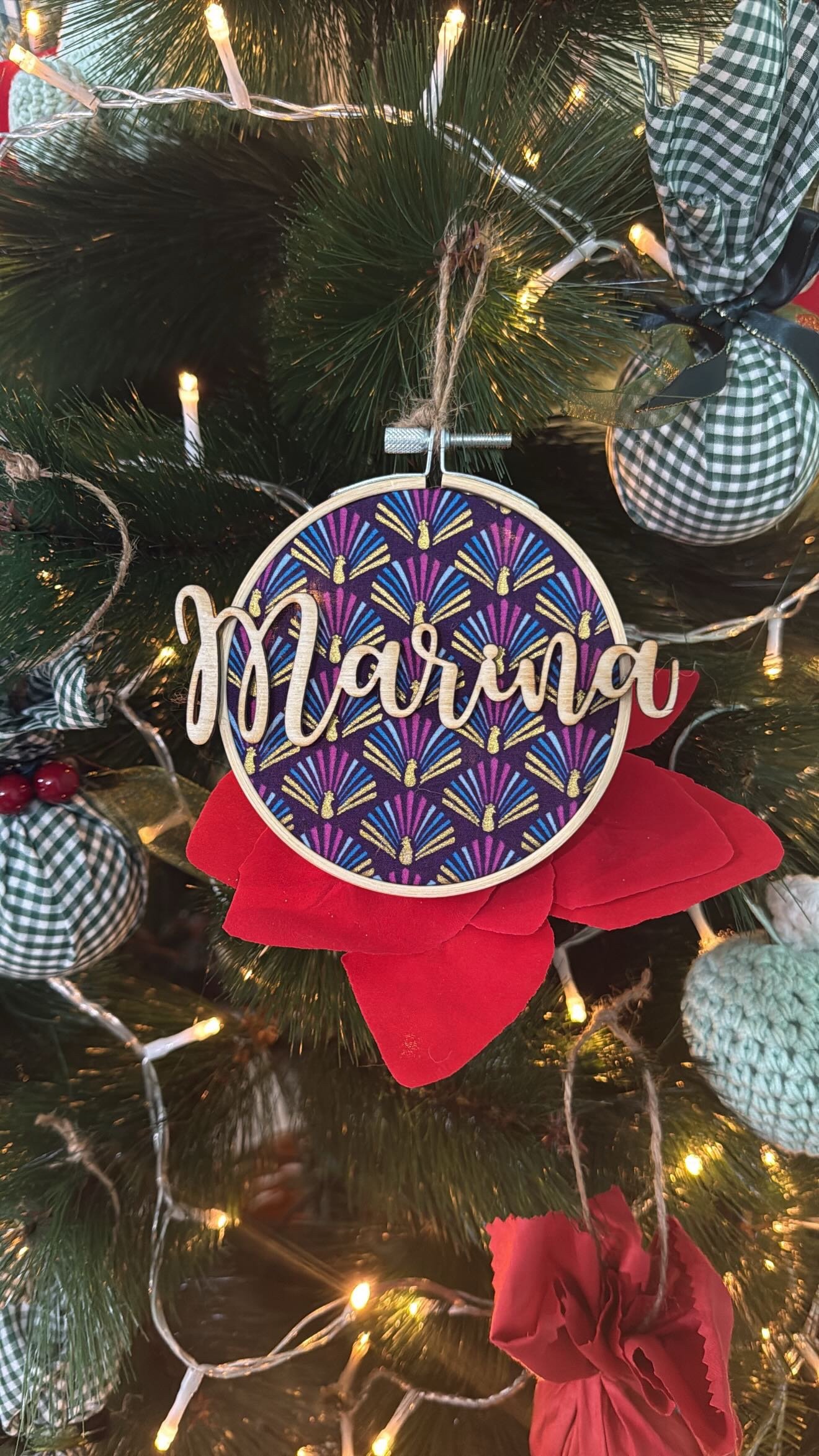 Bola de Navidad con nombre de madera - Imagen 7