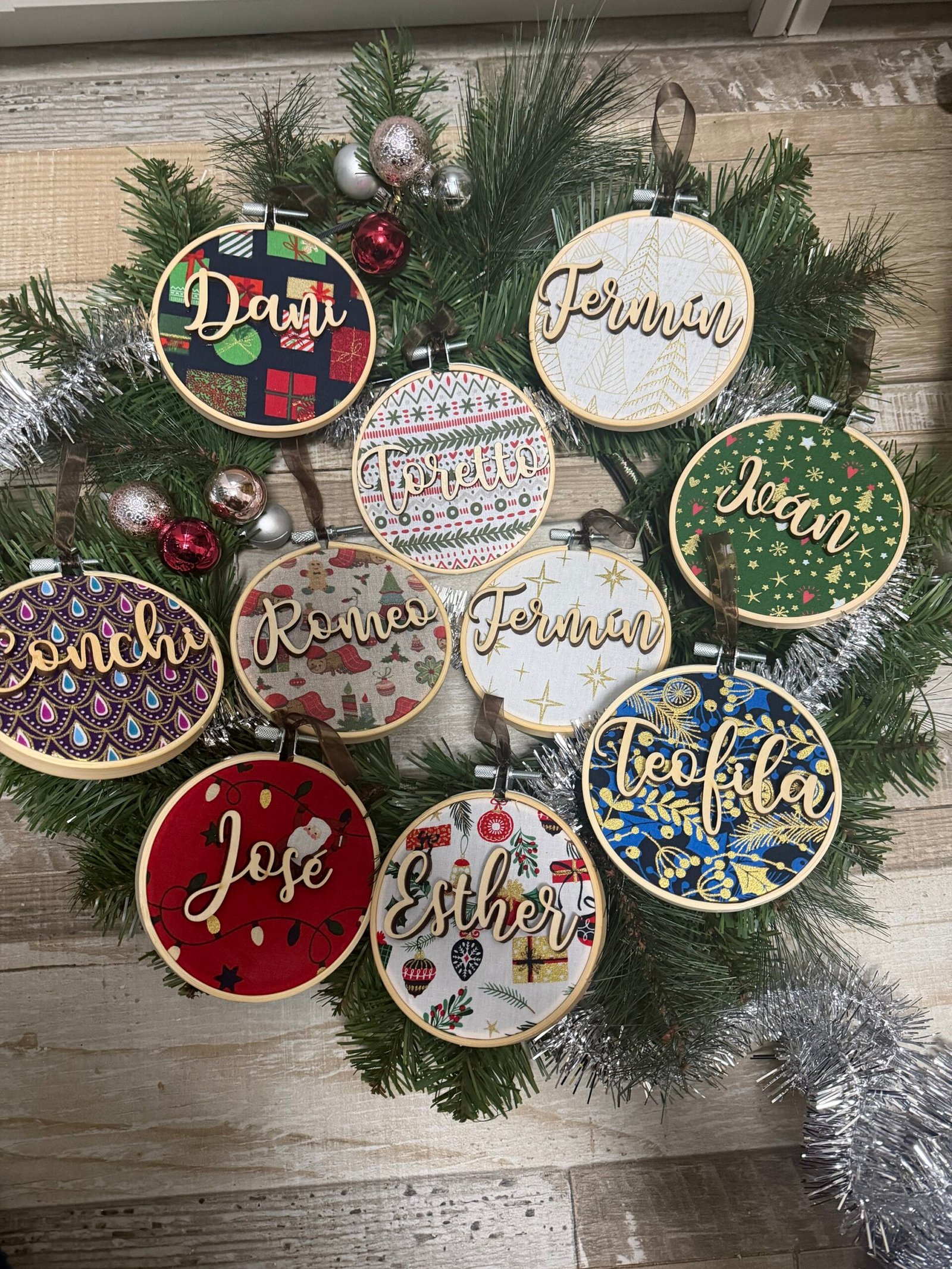 Bola de Navidad con nombre de madera - Imagen 13