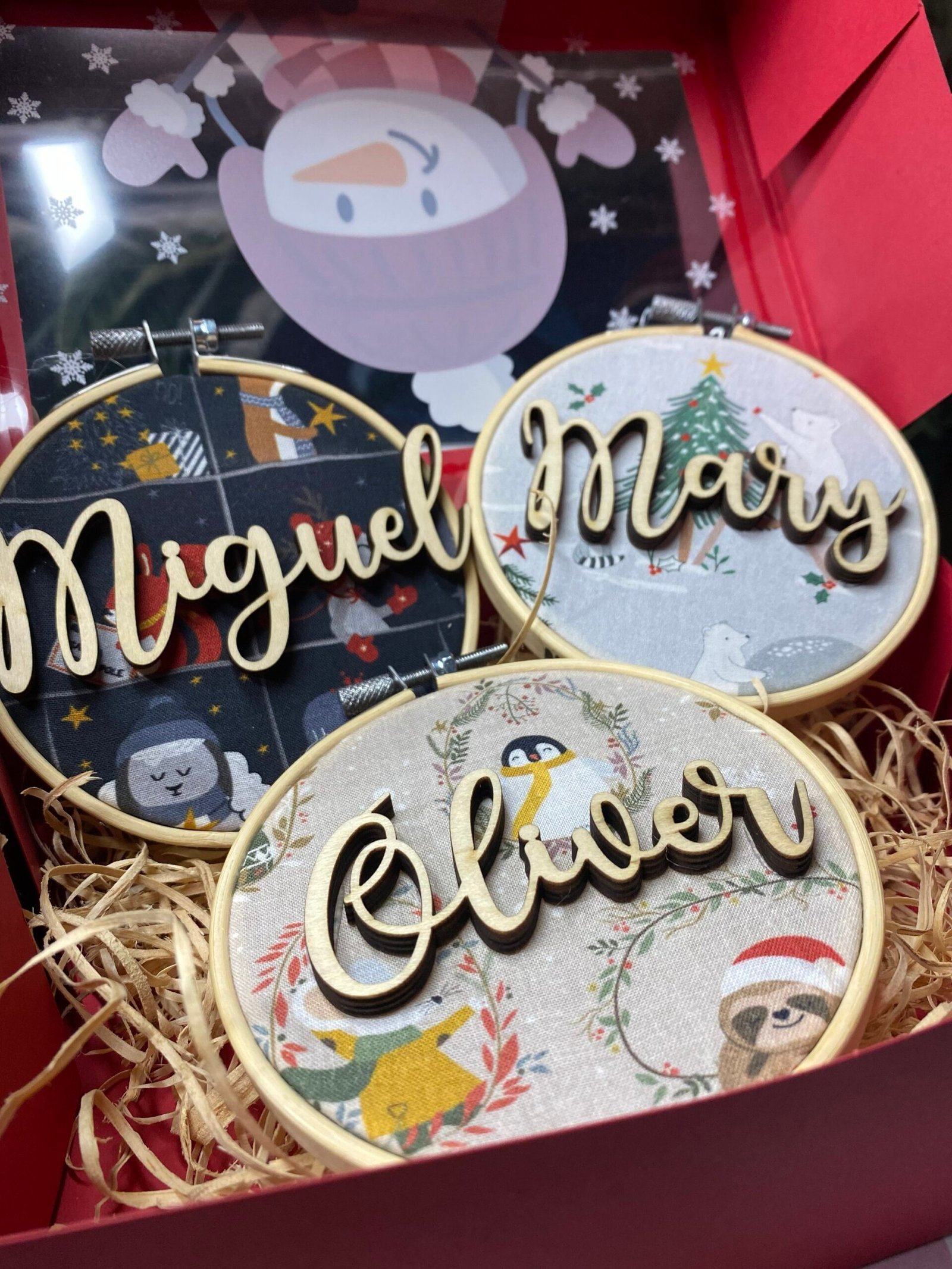 Bola de Navidad con nombre de madera - Imagen 2